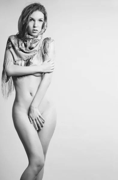 Schöne nackte Mädchen in einem schönen Schal — Stockfoto