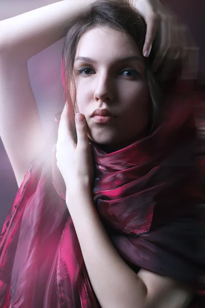 Wunderschöne Frau mit lila Schal — Stockfoto