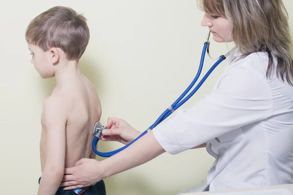 Genç ve güzel kadın doktor stetoskop ile bir gerginim ziyaret etti. — Stok fotoğraf