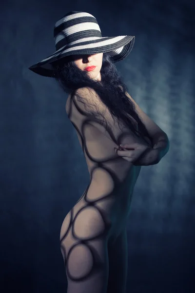Modeporträt einer nackten Dame mit Hut — Stockfoto
