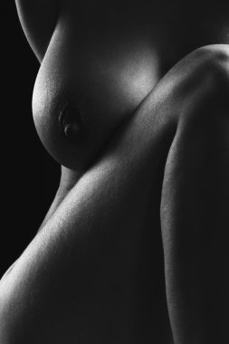 kadın bedeni koyu arka plan üzerinde hatlarını