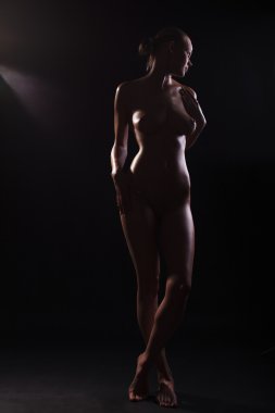 kadın bedeni koyu arka plan üzerinde hatlarını