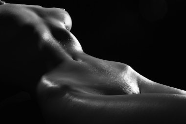 kadın bedeni koyu arka plan üzerinde hatlarını