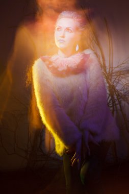 alandaki uzun saçlı güzel genç kız