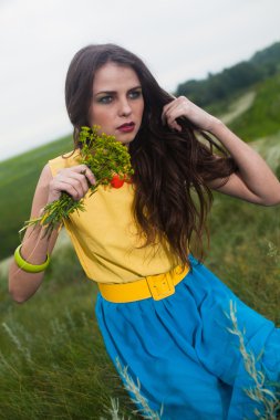 alandaki uzun saçlı güzel genç kız