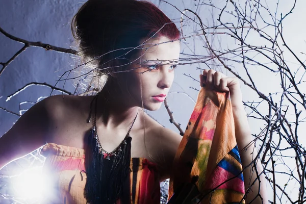 Bella ragazza con i capelli lunghi in campo — Foto Stock