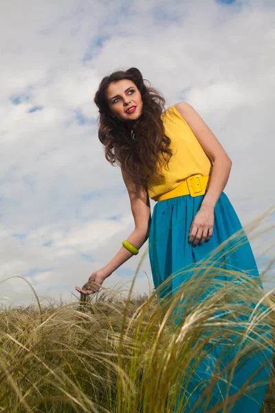 Mooi meisje met lange haren in veld — Stockfoto