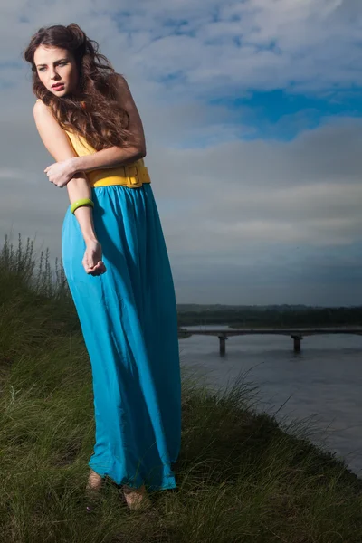 Красивая молодая девушка с длинными волосами в поле — стоковое фото