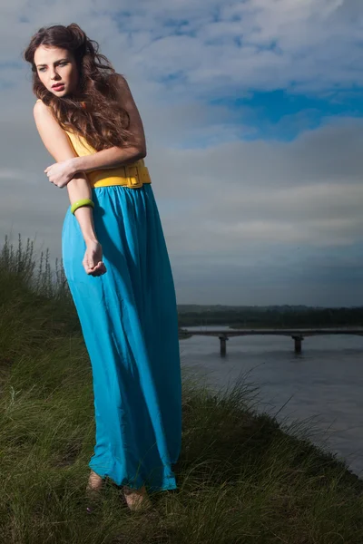 Mooi meisje met lange haren in veld — Stockfoto