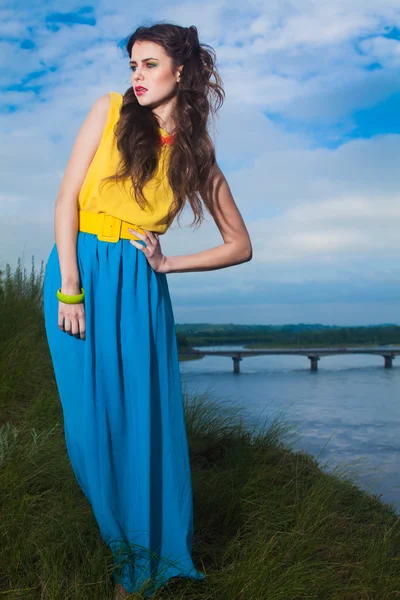 Красивая молодая девушка с длинными волосами в поле — стоковое фото