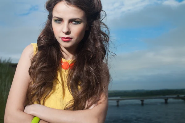 Hermosa joven con el pelo largo en el campo — Foto de Stock