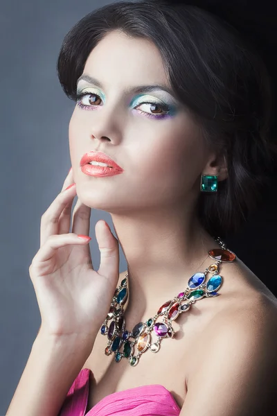 Porträt eines glamourösen Mädchens mit schwarzen Haaren und einem teuren — Stockfoto