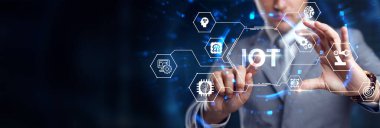 Nesnelerin interneti - IOT konsepti. İşadamı IOT ürünleri ve çözümler sunuyor. Genç işadamı sanal ekranda IoT metin ile soyut çipi seçin.     