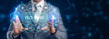 İş, teknoloji, internet ve şebeke kavramı. Geleceğin sanal ekranı üzerinde çalışan genç bir girişimci yazıyı görür: ISO 9001