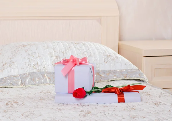 Geschenke und eine Rose — Stockfoto