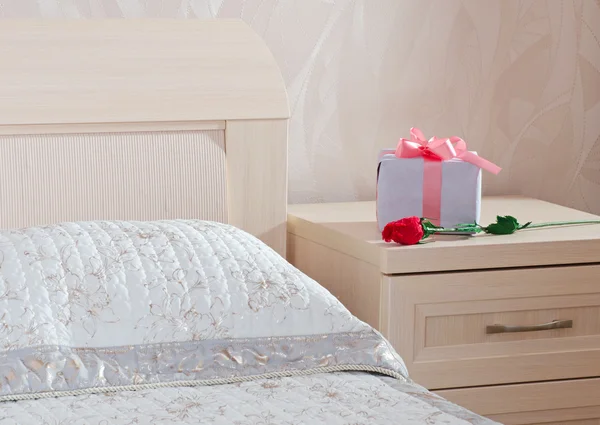 Pembe bant ve kırmızı gül hediye kutusu