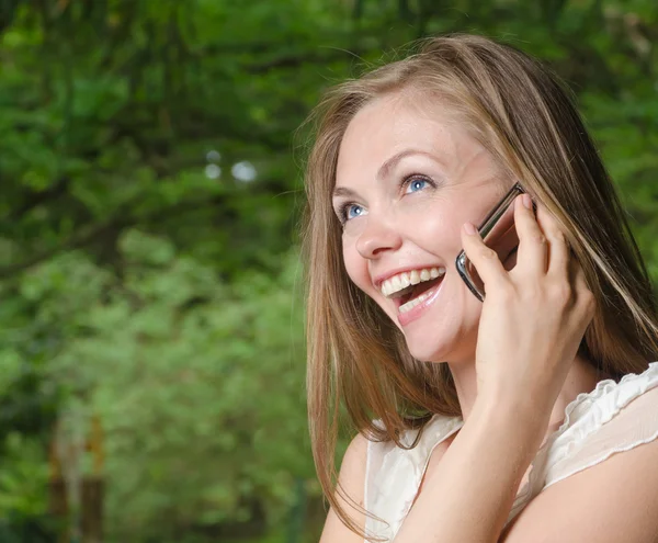 Mujer alegre con teléfono —  Fotos de Stock