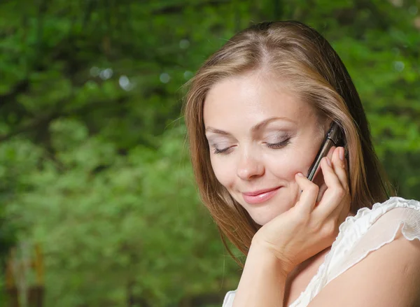 Vrouw aan het praten op de mobiele telefoon — Stockfoto