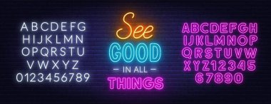 Tuğla duvardaki neon harflerin hepsinde iyiyi gör.