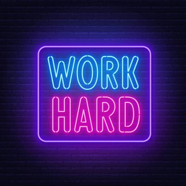 Tuğla duvar arkaplanındaki Zor neon harflerle çalış.