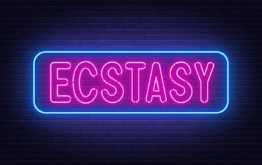 Tuğla duvar arka planında neon işareti Ecstasy.