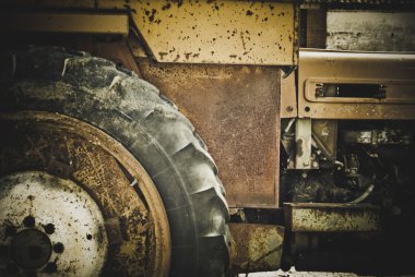 Eski paslı çiftlik traktörü