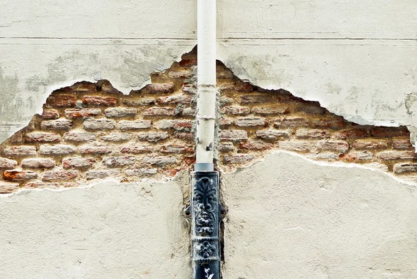 Detail van oude bakstenen muur met verf pijp — Stockfoto