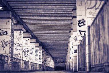 siyah beyaz grafiti ile toprak yol sütun ile boyalı