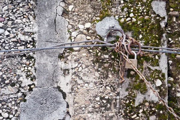 鋼と古い、壁に取り付けられた錆びた鎖に南京錠 — ストック写真