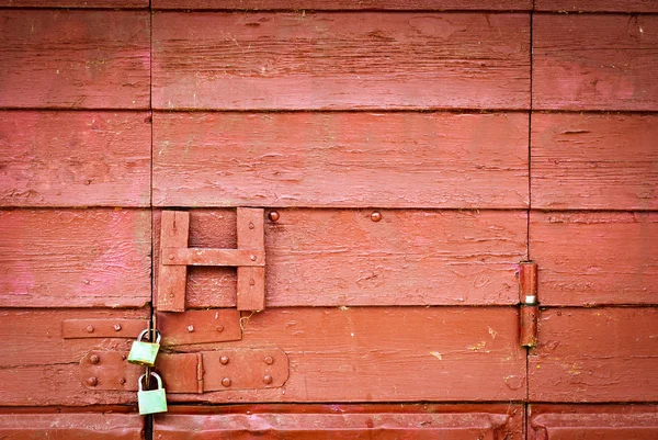 Altes grunge rotes Türschloss — Stockfoto