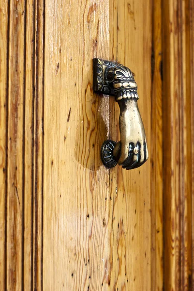 Bronzo bussare alla porta di legno luminoso — Foto Stock