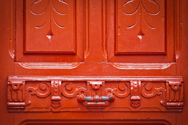 Porta vermelha vintage com tinta lascada — Fotografia de Stock