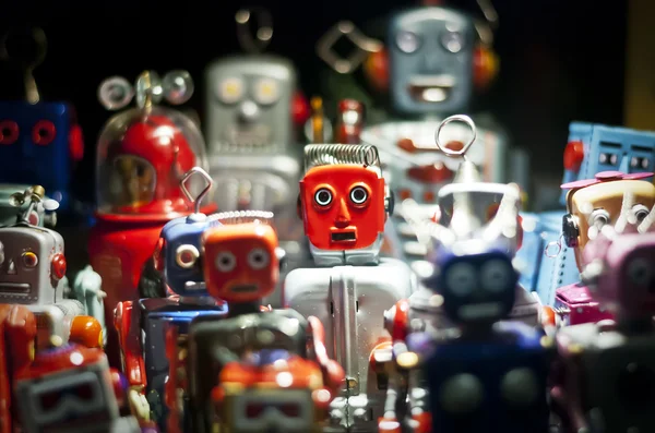 Robô cercado por outros robôs — Fotografia de Stock