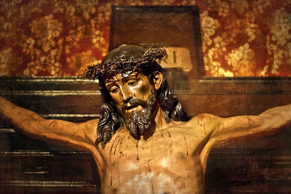 Jésus sur la croix, sculpté en bois polychrome — Photo