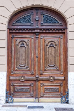 eski ahşap kapı ve lüks kasaba evi