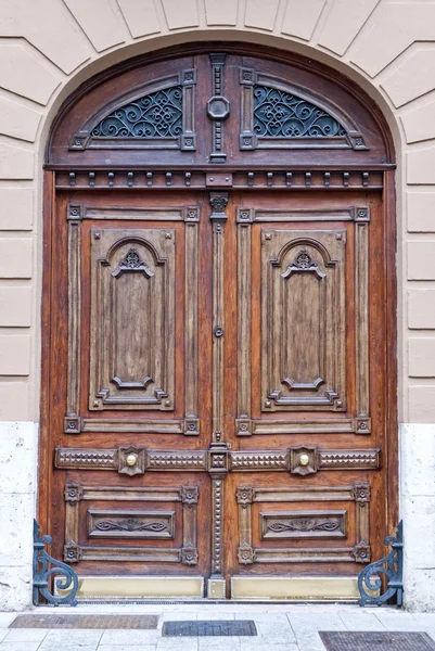 Ancienne porte d'entrée en bois d'une luxueuse maison de ville — Photo