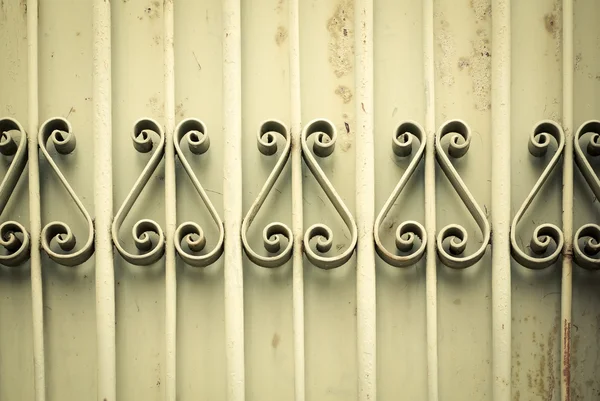 Старая ржавая металлическая декоративная решетка — стоковое фото