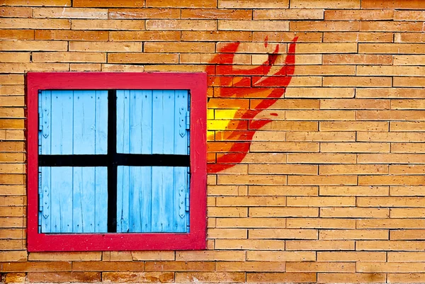 Стенной кирпич с окном в огне — стоковое фото