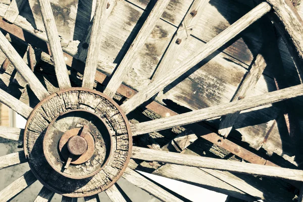 Old carriage wheel — Stock Photo, Image