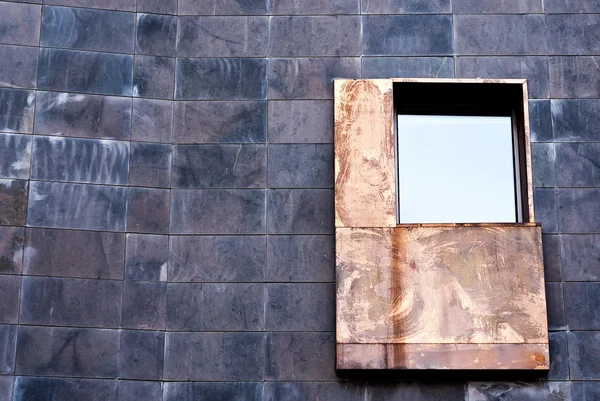 Деталь медного окна на стене — стоковое фото