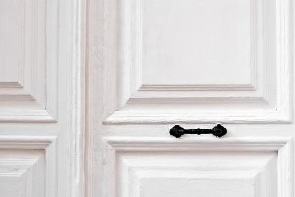 Белая дверь — стоковое фото