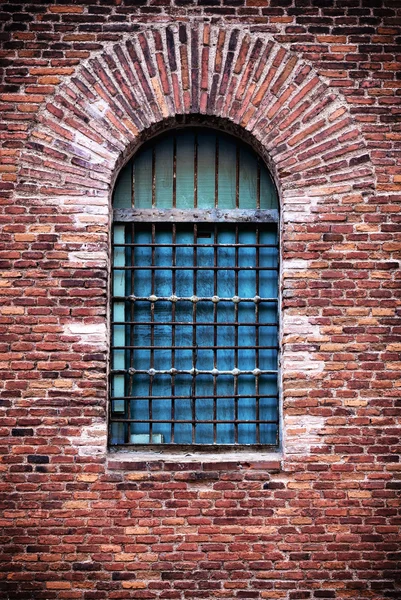 Venster op bakstenen muur Rechtenvrije Stockafbeeldingen