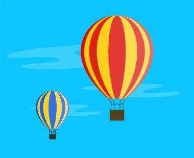 Mavi gökyüzünde uçan iki sıcak hava balonu