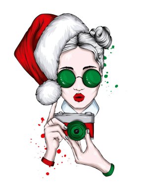 Noel şapkalı ve şık elbiseli güzel bir kız. Moda, tarz, giysi ve aksesuarlar. Yeni Yıl ve Noel. 