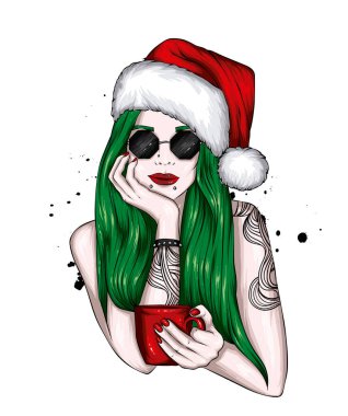 Noel şapkalı ve şık elbiseli güzel bir kız. Moda, tarz, giysi ve aksesuarlar. Yeni Yıl ve Noel. 