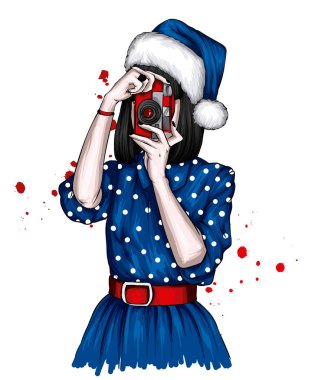 Noel şapkalı ve şık elbiseli güzel bir kız. Moda, tarz, giysi ve aksesuarlar. Yeni Yıl ve Noel. 