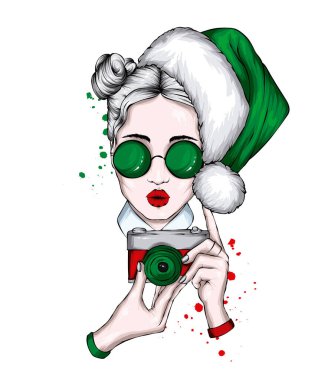 Noel şapkalı ve şık elbiseli güzel bir kız. Moda, tarz, giysi ve aksesuarlar. Yeni Yıl ve Noel. 