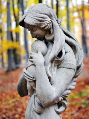 madonna ve çocuk sonbahar ormandaki heykeli