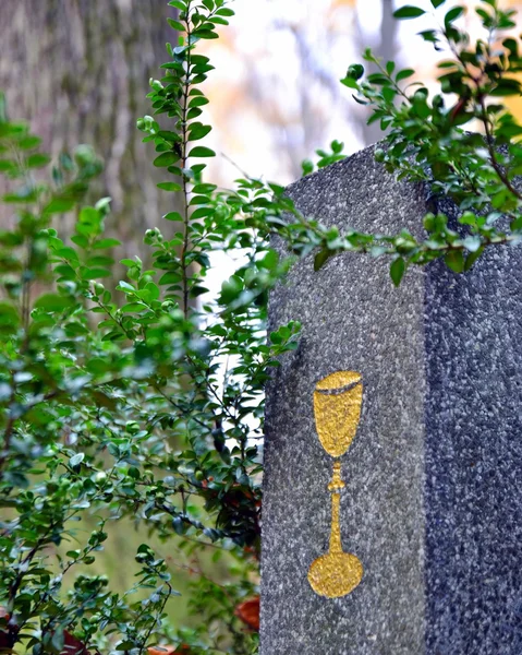 Tombstone with golden chalice — Stock Photo, Image