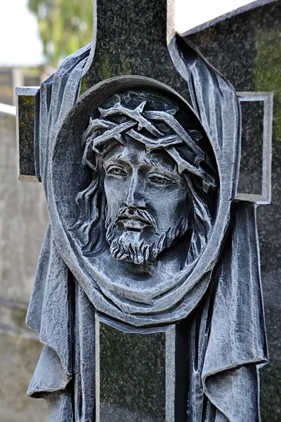 十字架に彫られたキリストの頭部 — ストック写真